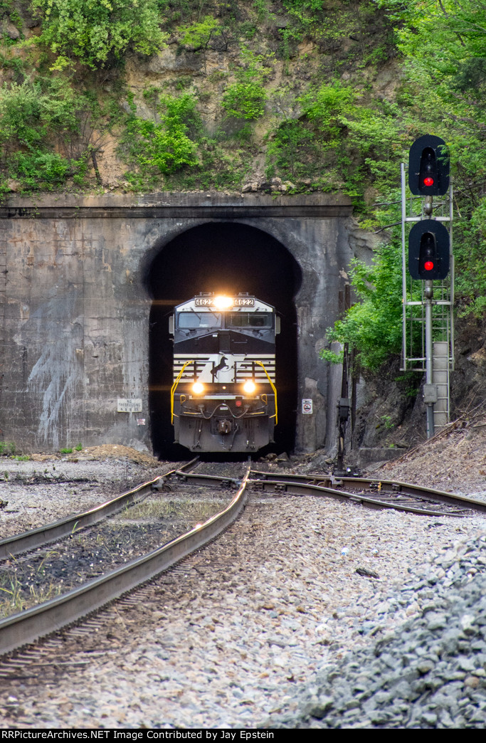NS 4622 pops out of Montgomery Tunnel 